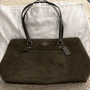 Coach Station Tote Bag,
Excellent condition. Please see all pictures